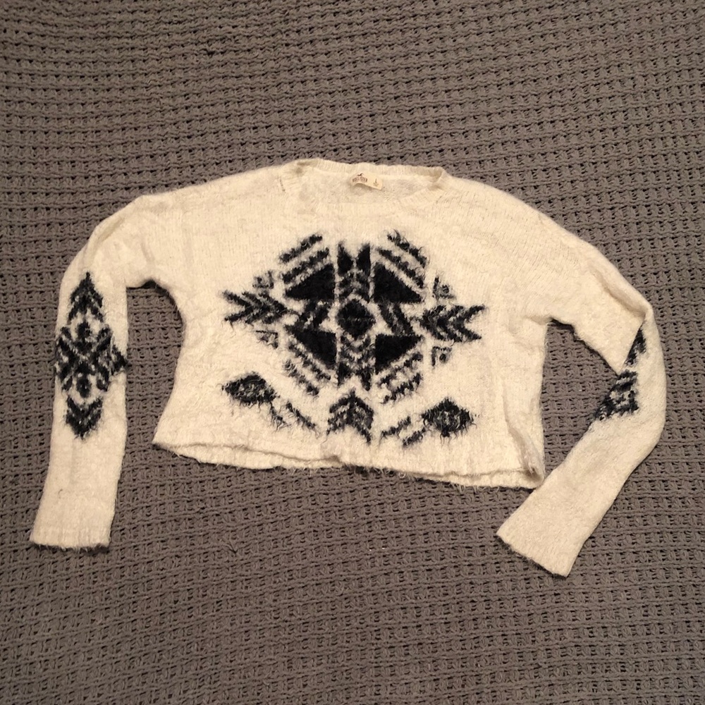 Hollister fuzzy crop with design